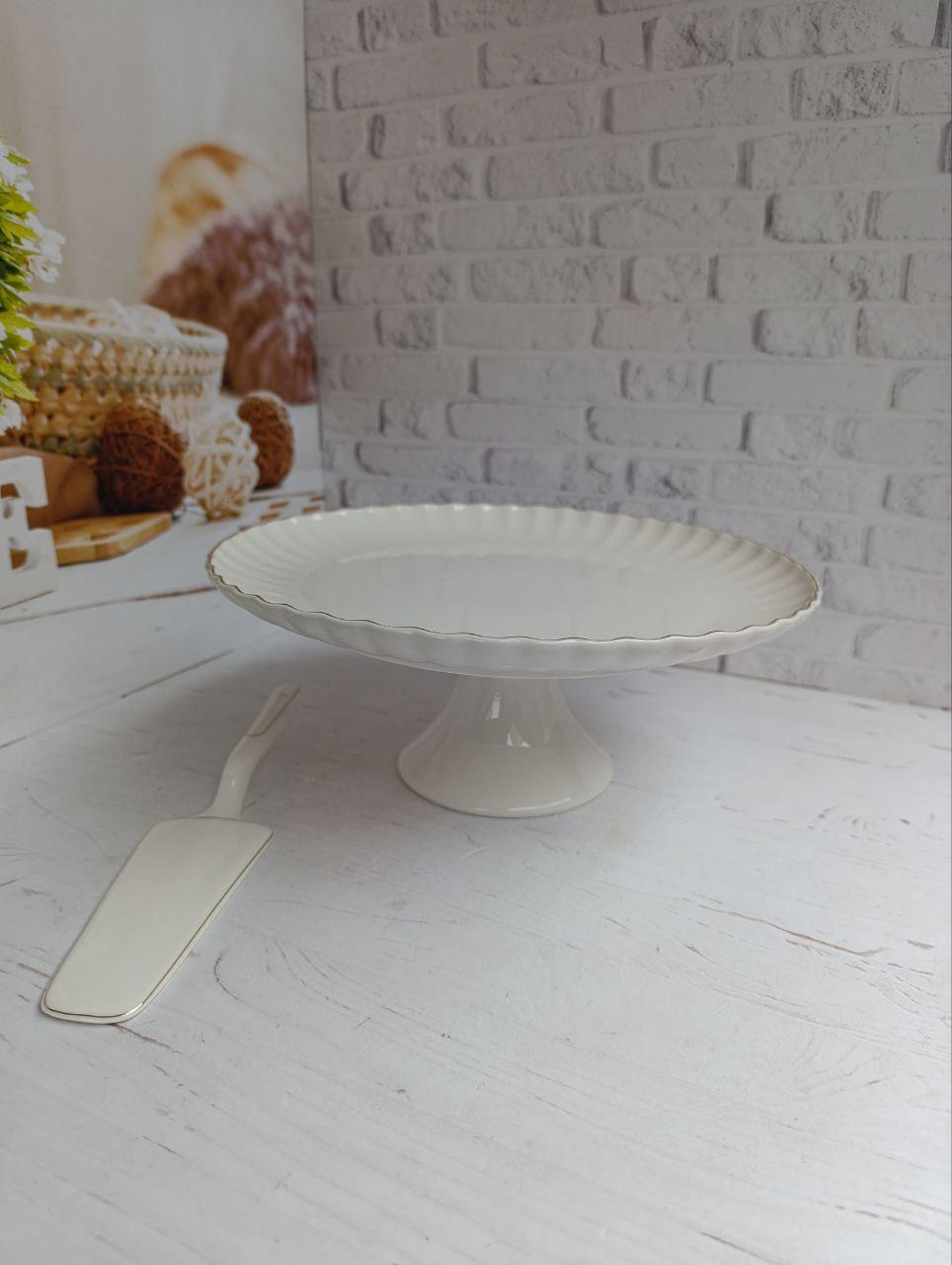 Тортовница на ножке SNT Франческа фарфор с лопаткой 26,5 см Белый (30864-00)