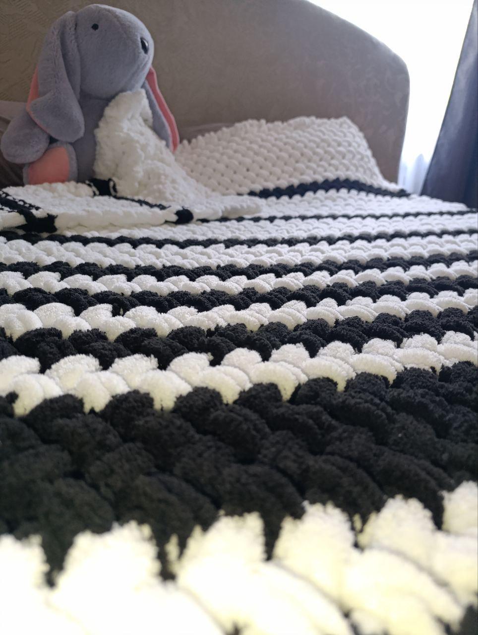 Вязаный плед Black & White Alize Puffy ручной работы 140х190 см Черно-белый (P10002AP) - фото 2