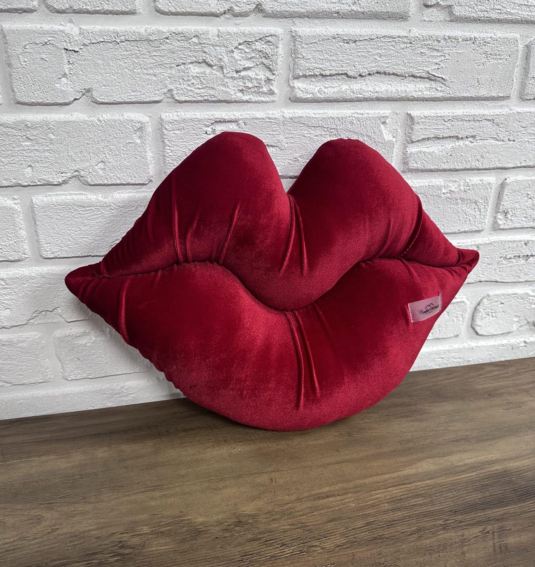 Подушка Comfort Home Губы велюровая мерцающая 35х50 см
