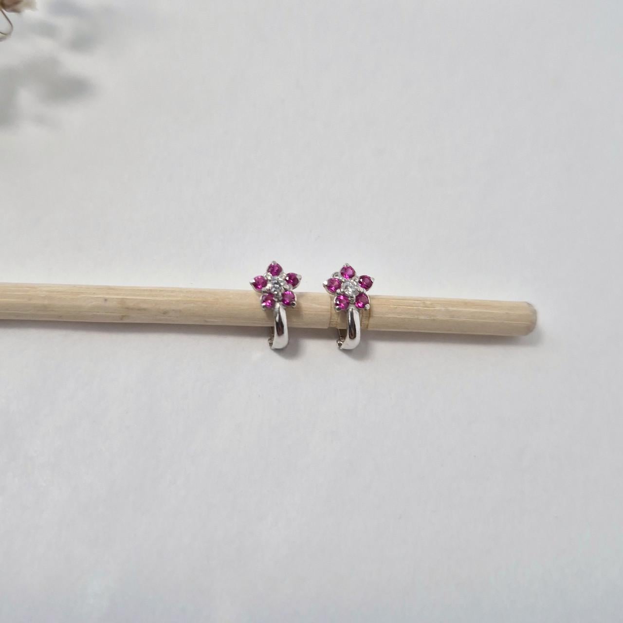 Серьги детские цветок с малиновыми камнями серебро 925 пробы родированное 0,99 г (82595рб)