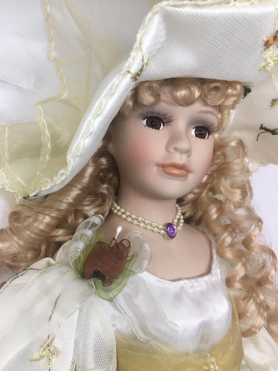 Кукла сувенирная Porcelain doll Каролина фарфоровая 50 см (1303-04) - фото 3