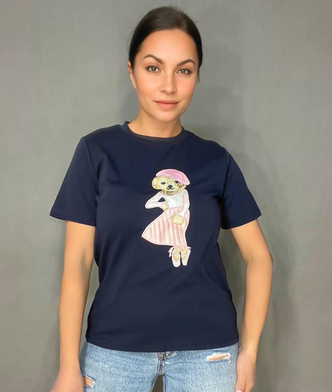 Футболка женская A-N 26009 нашивка мишка балерина спереди однотонная средняя длина базовая OS Темно-синий (3801)