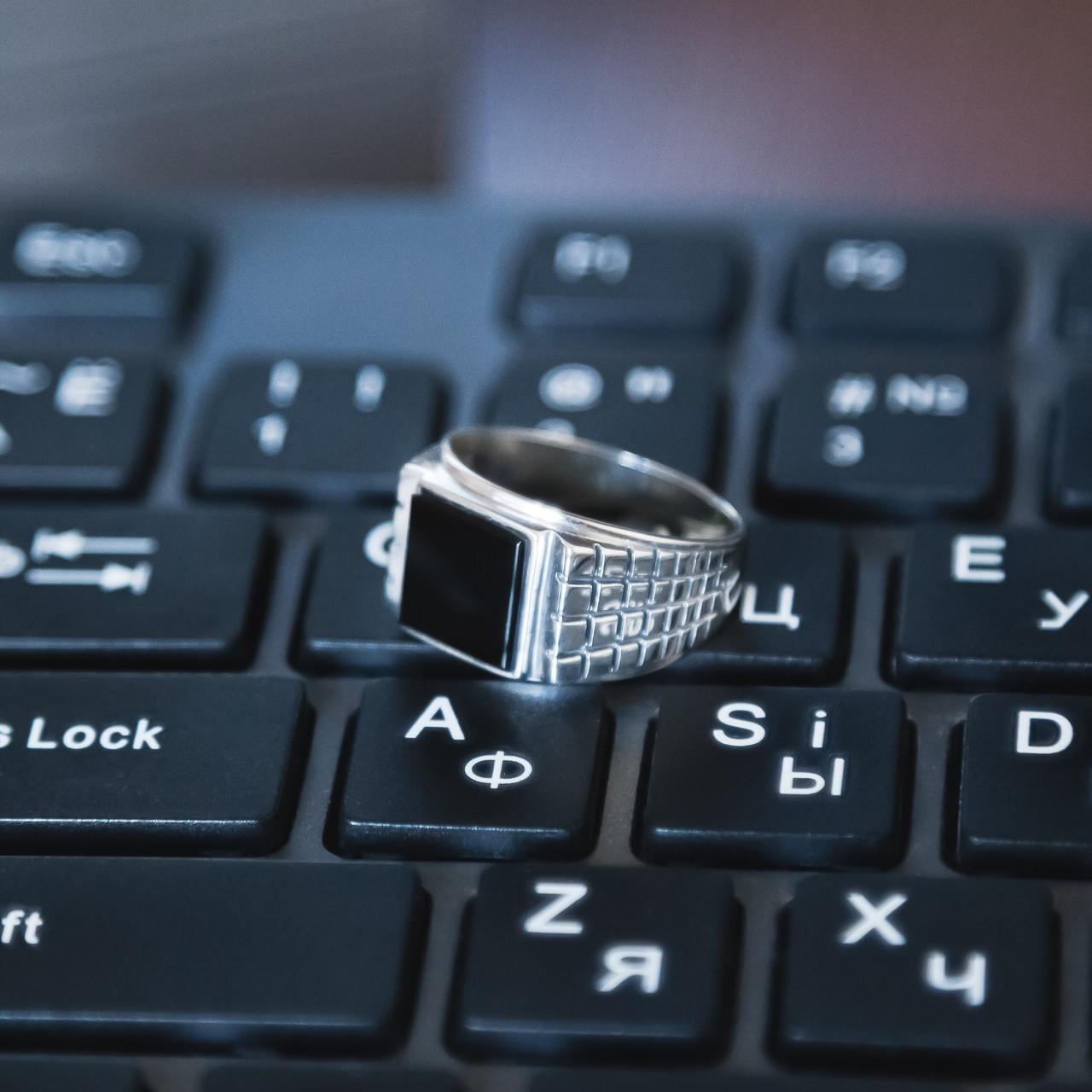 Перстень серебряный мужской с черным ониксом р. 18