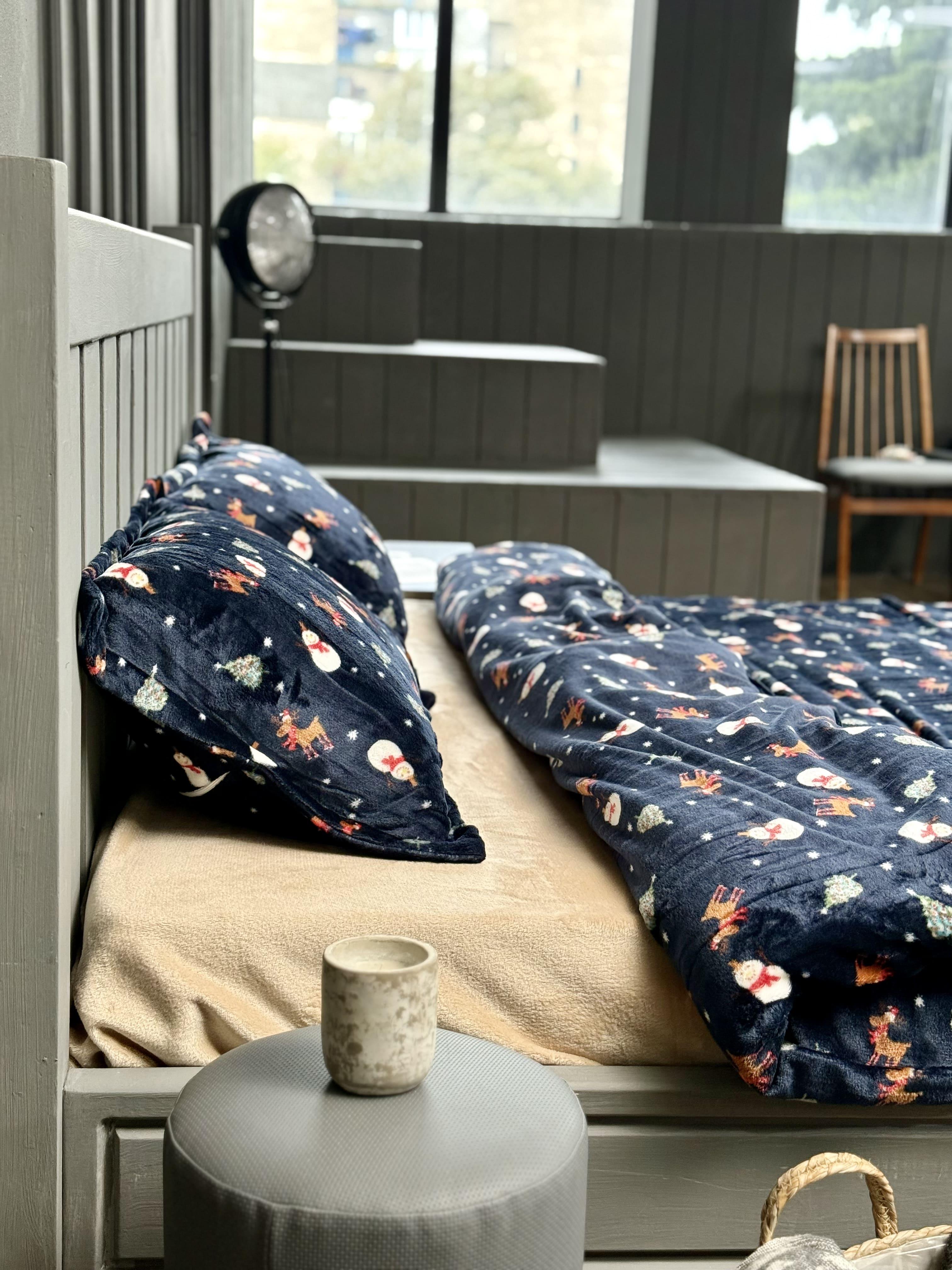 Комплект постельного белья на резинке Полярная ночь плюш полуторный/наволочки 50х70/70x70 см (9043) - фото 2 Комплект постельного белья на резинке Полярная ночь плюш полуторный/наволочки 50х70/70x70 см (9043) - фото 2