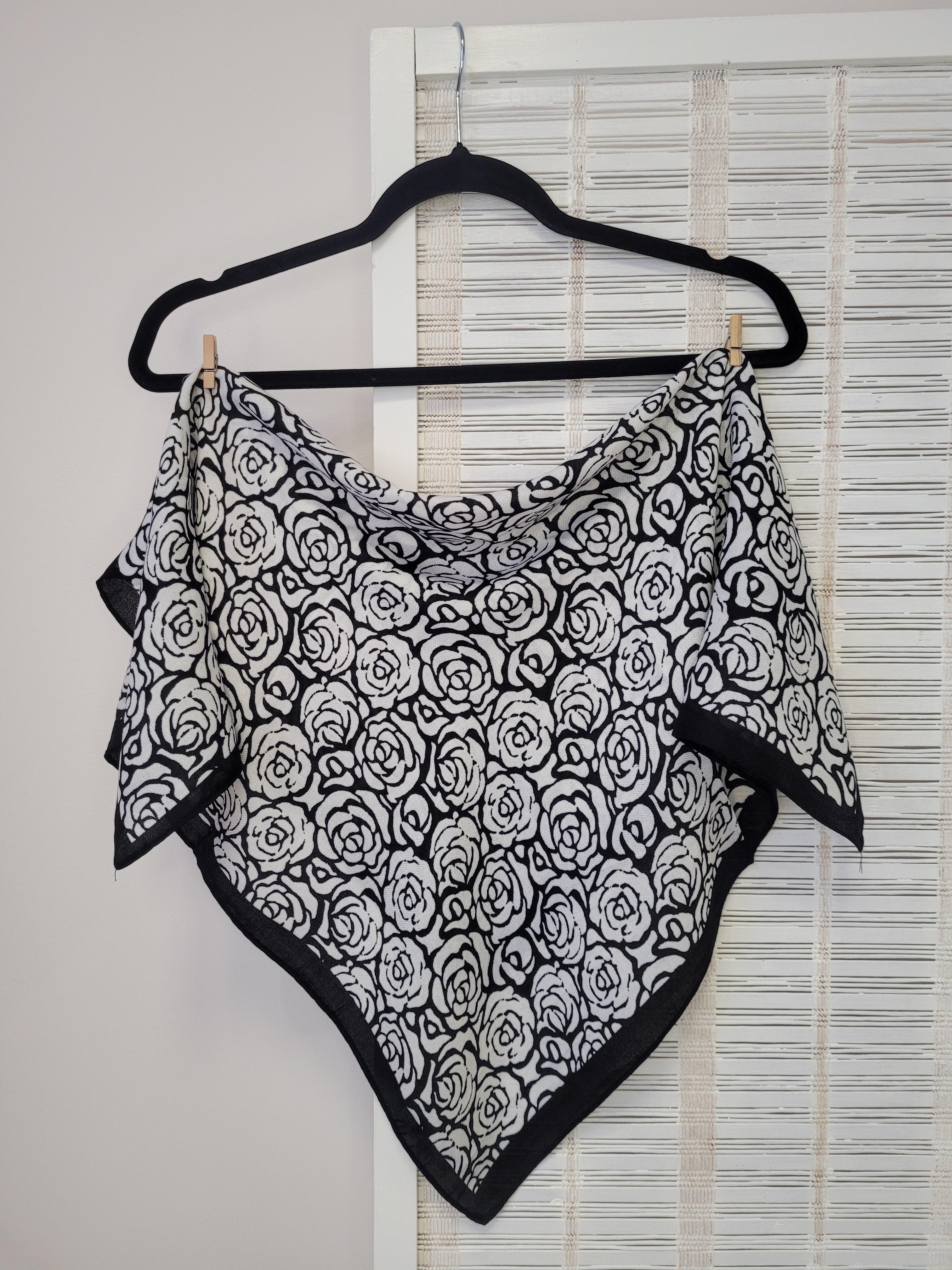 Хустка жіноча шийна з віскози Троянди декоративні 70х70 см Чорно-білий (009963)