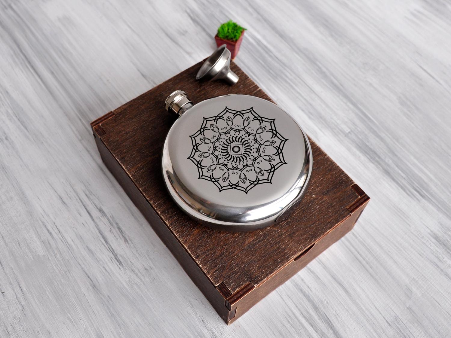 Фляга металлическая WoodPresentStudio Мандала-2 круглая в деревянной коробке 240 мл Фляга металлическая WoodPresentStudio Мандала-2 круглая в деревянной коробке 240 мл