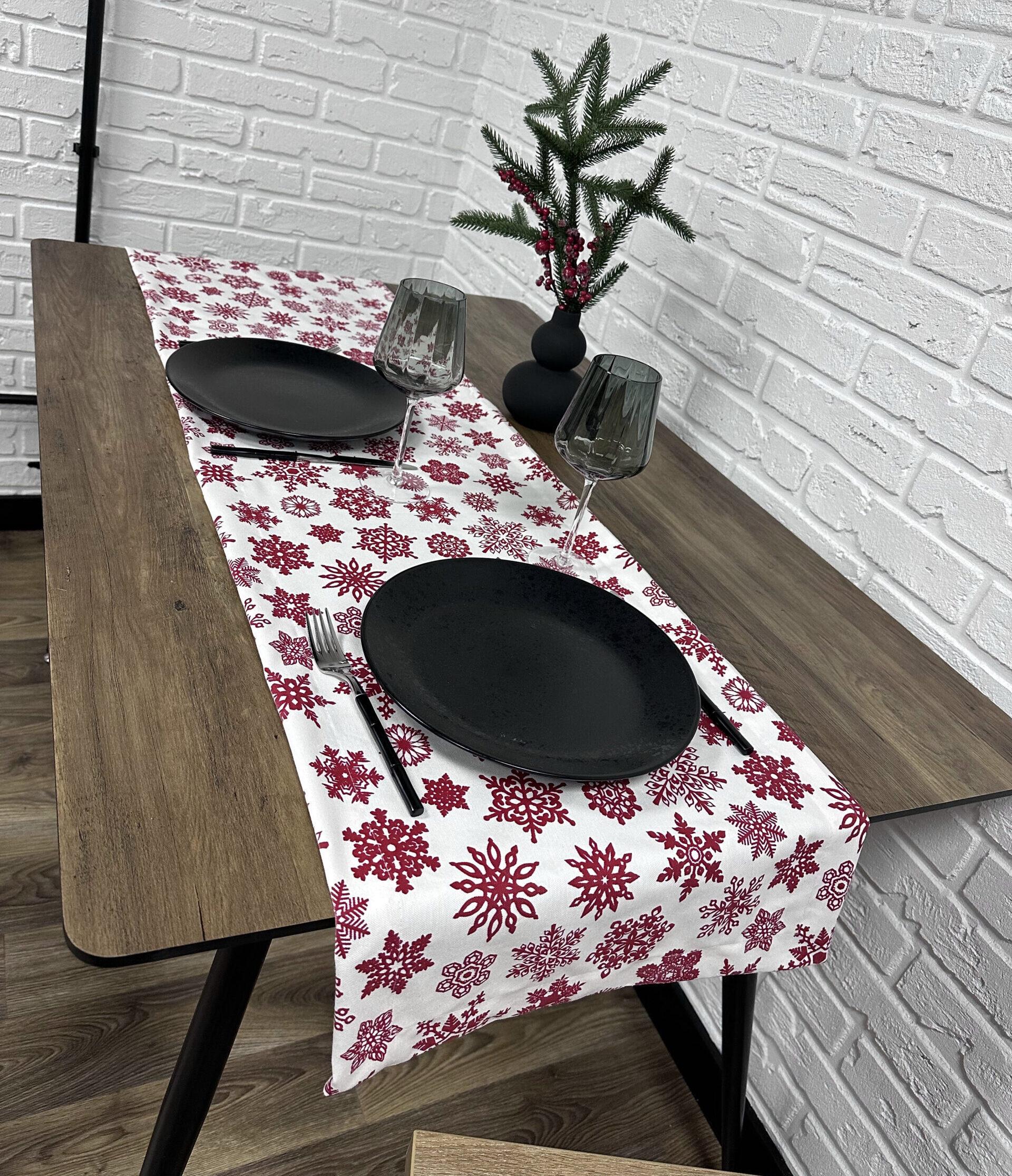 Дорожка на стол Comfort Home X-mas red snowflakes новогодняя водоотталкивающая с тефлоновым покрытием 140x40 см