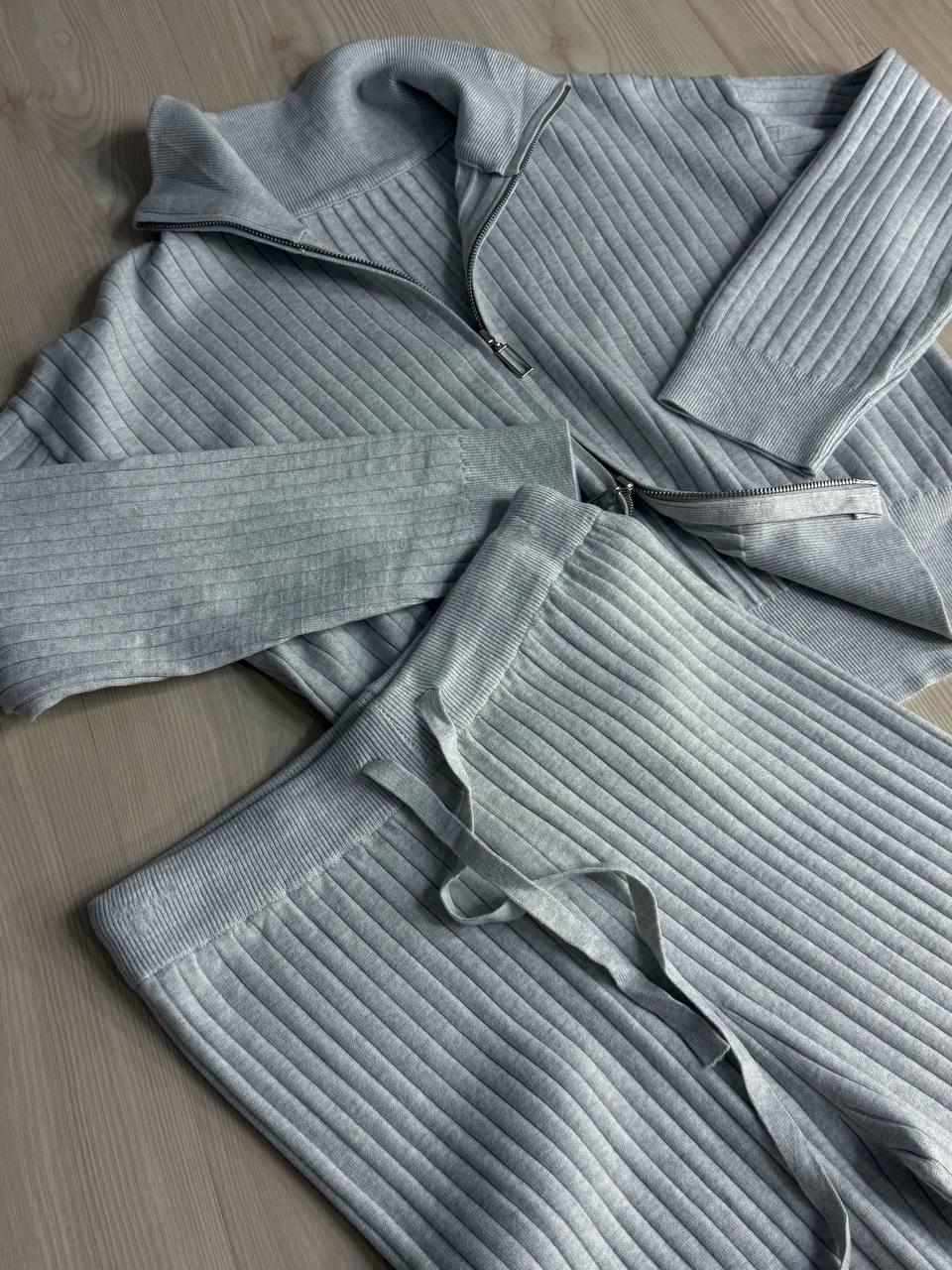 Костюм женский Joy One 376 вязаный в рубчик с кофтой на молнии и брюками палаццо OS Серый (5597) - фото 2 Костюм женский Joy One 376 вязаный в рубчик с кофтой на молнии и брюками палаццо OS Серый (5597) - фото 2