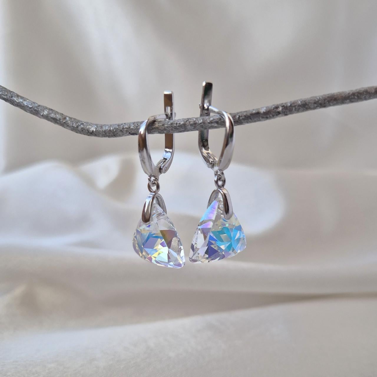 Серьги треугольник с камнями сваровски серебро 925 пробы родированное 6,00 г (566280-16р)