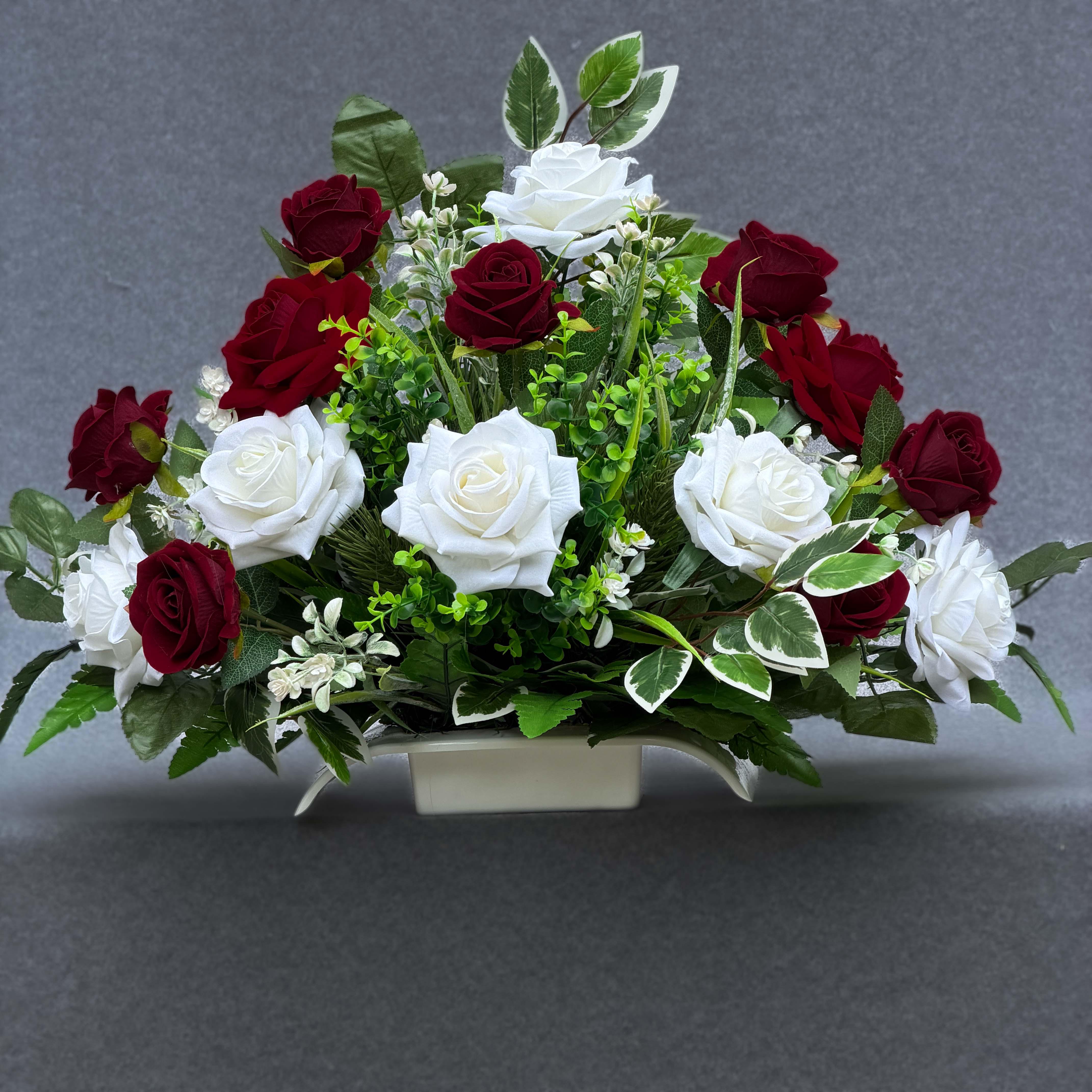 Ритуальная композиция GALA DECOR из 16 искусственных бархатных белых и бордовых роз в кашпо 60х40 см