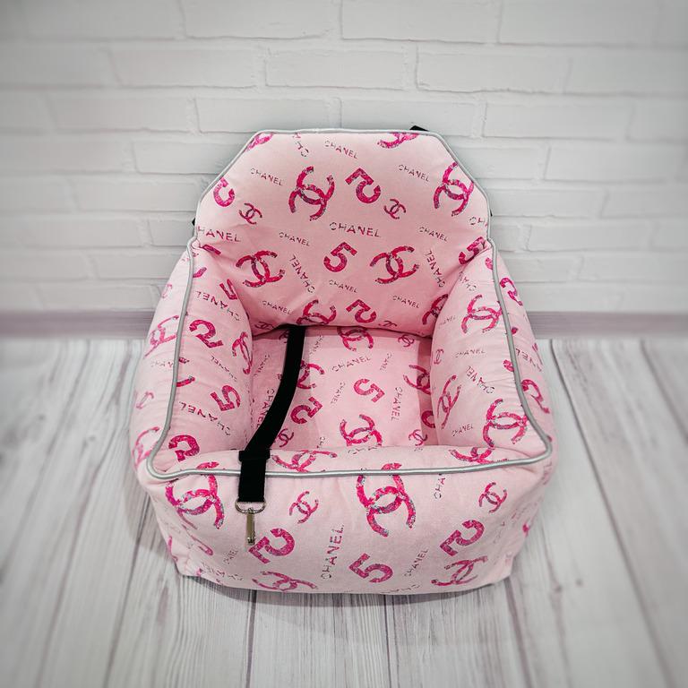 Автокрісло для собак Amore mio Cane Small pink Chanel до 5 кг 50х45х25 см (CS-0026) - фото 4 Автокрісло для собак Amore mio Cane Small pink Chanel до 5 кг 50х45х25 см (CS-0026) - фото 4