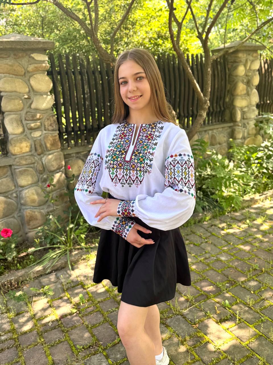 Вишиванка жіноча з геометричною вишивкою М Білий