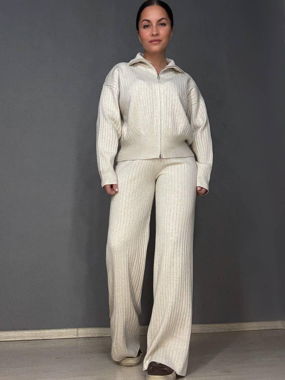 Костюм женский Joy One 376 вязаный в рубчик с кофтой на молнии и брюками палаццо OS Бежевый (5599) - фото 1 Костюм женский Joy One 376 вязаный в рубчик с кофтой на молнии и брюками палаццо OS Бежевый (5599) - фото 1