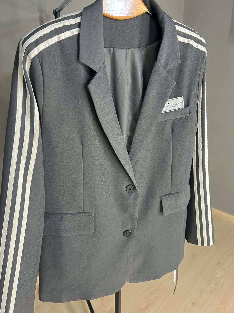 Пиджак женский Qidian 92208 с лампасами на рукавах широкий OS Серый (3792) - фото 2