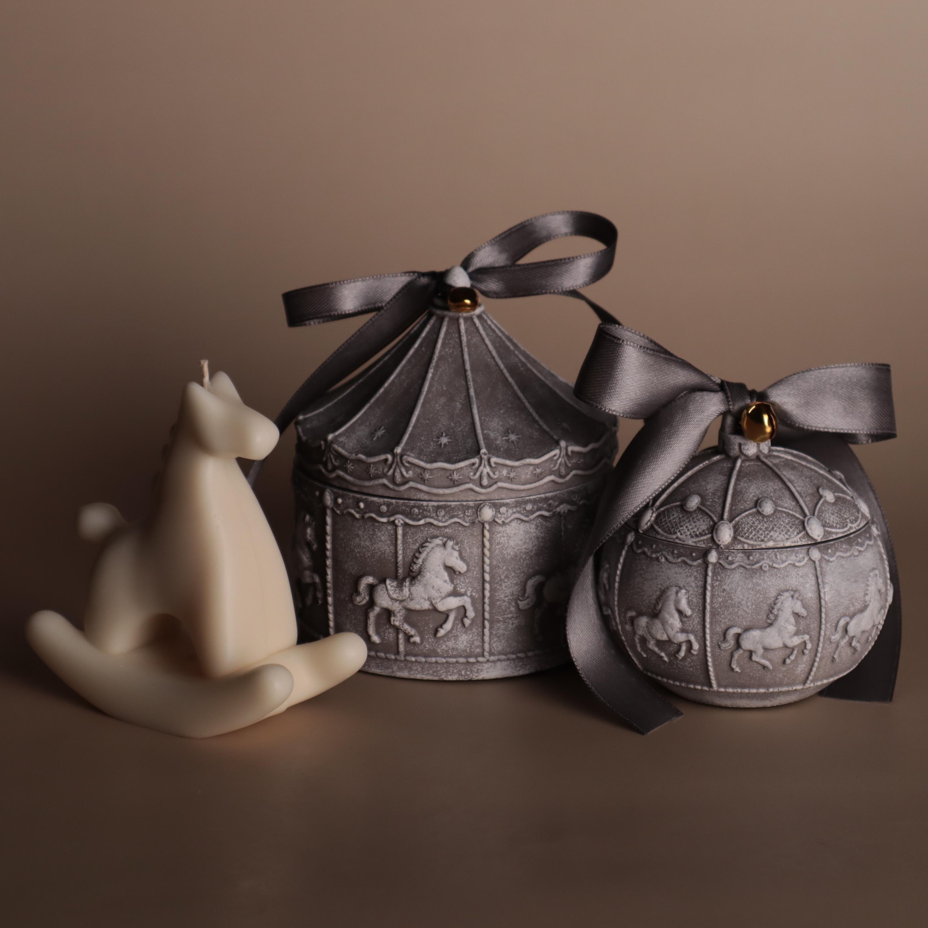 Подарунковий набір аромасвічок Wax Harmony Ваніль Карусель/Новорічна куля Коники та Коник Сірий (300521) Подарунковий набір аромасвічок Wax Harmony Ваніль Карусель/Новорічна куля Коники та Коник Сірий (300521)