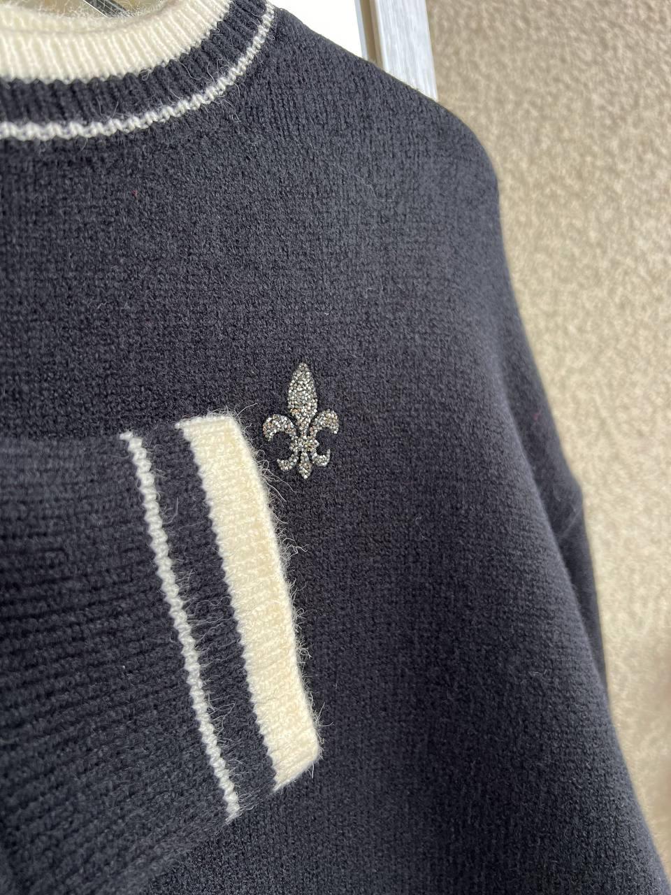 Свитер женский A-N 6101 широкий украшение вензель впереди с камнями OS Черный (2918) - фото 2 Свитер женский A-N 6101 широкий украшение вензель впереди с камнями OS Черный (2918) - фото 2