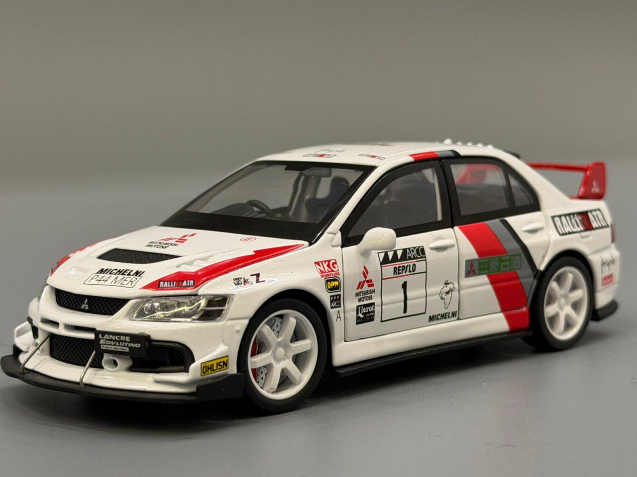 Машинка металлическая Авто Эксперт Mitsubishi Lancer Evolution 1:32 открывается дверь/капот/багажник свет/звук Белый (TK-13970)