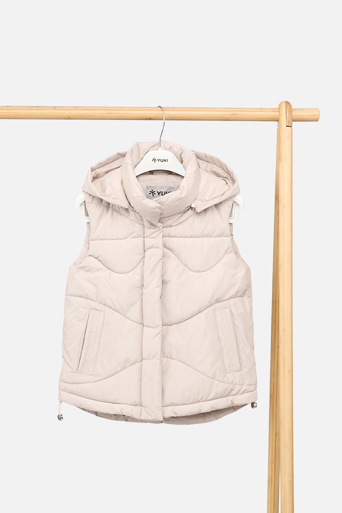 Жилет для девочки утепленный ЦБ-00289763 146 см Молочный