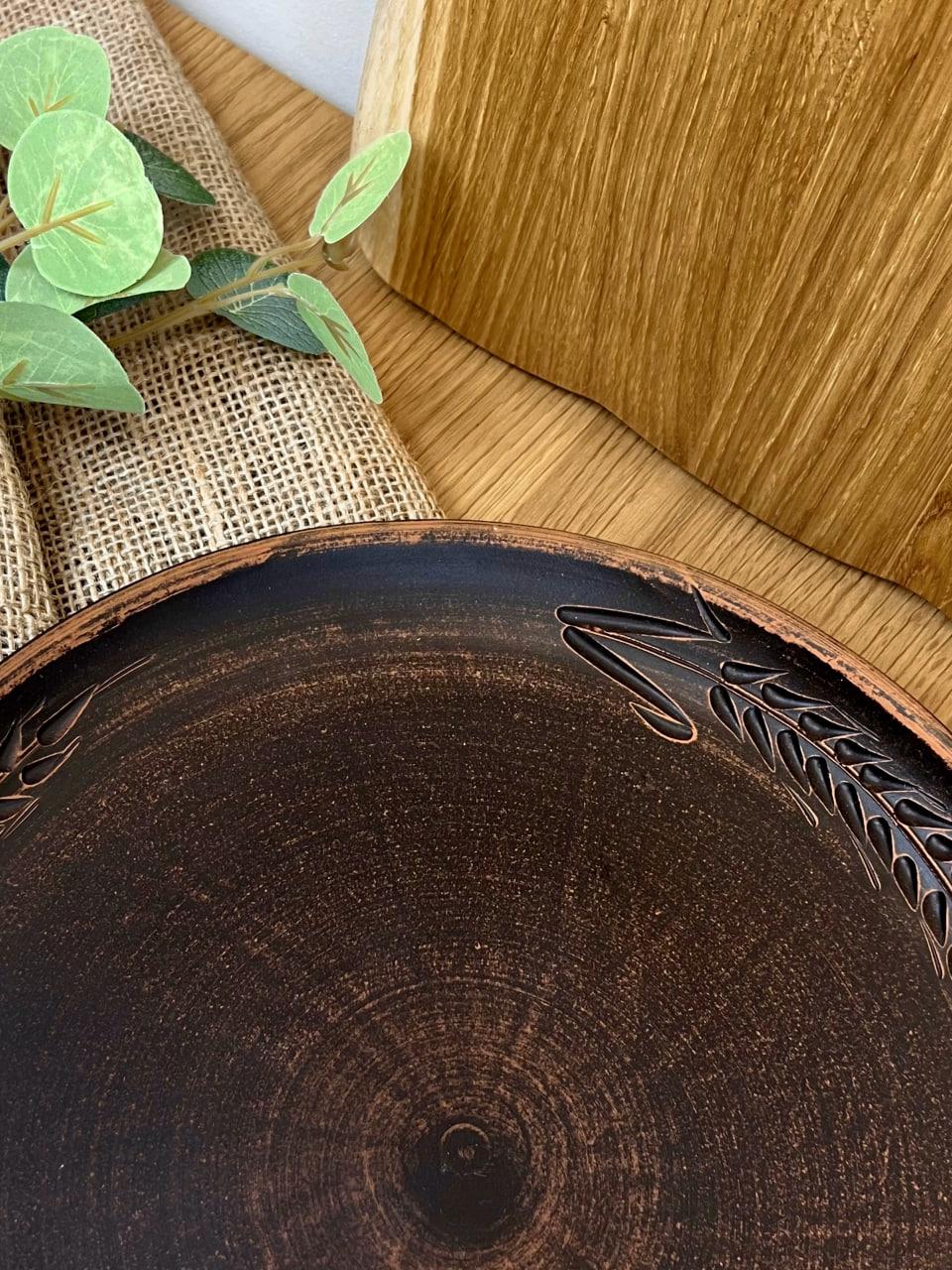 Блюдо для піци керамічне глиняне різьблене колосок 30 см (3002-10) - фото 6 Блюдо для піци керамічне глиняне різьблене колосок 30 см (3002-10) - фото 6