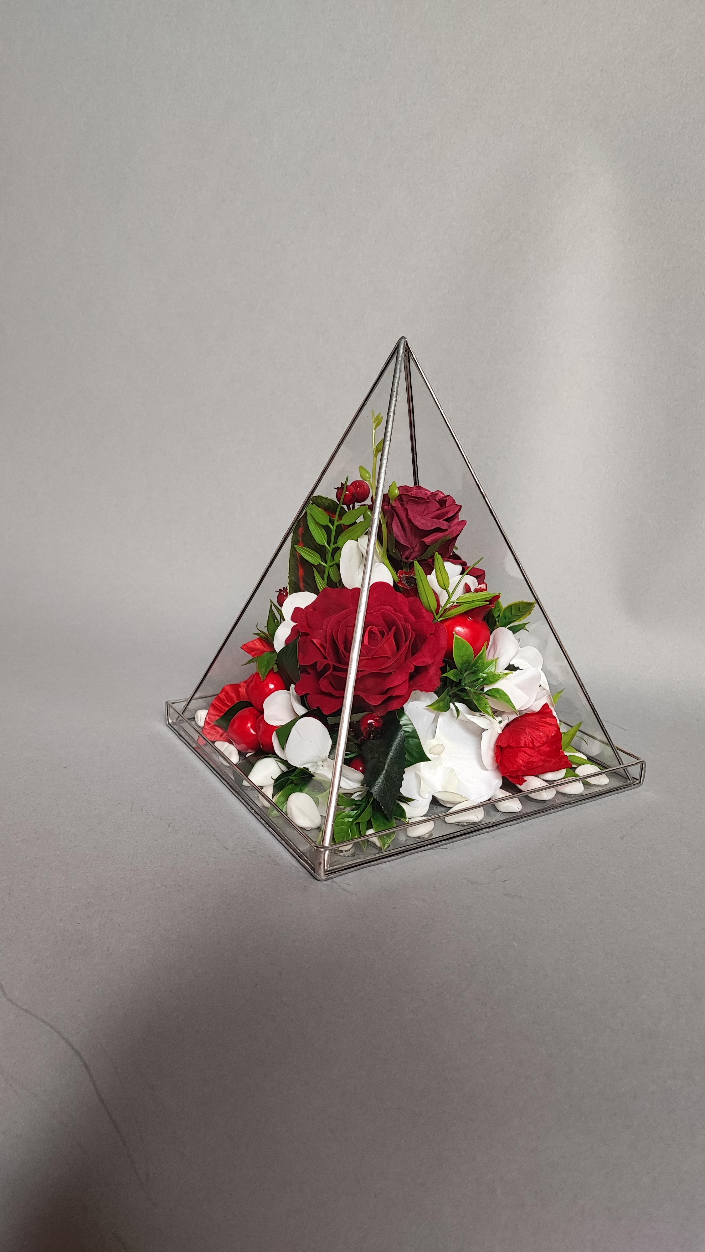 Ритуальные искусственные цветы в стеклянной пирамиде С любовью в сердце 20х25 см