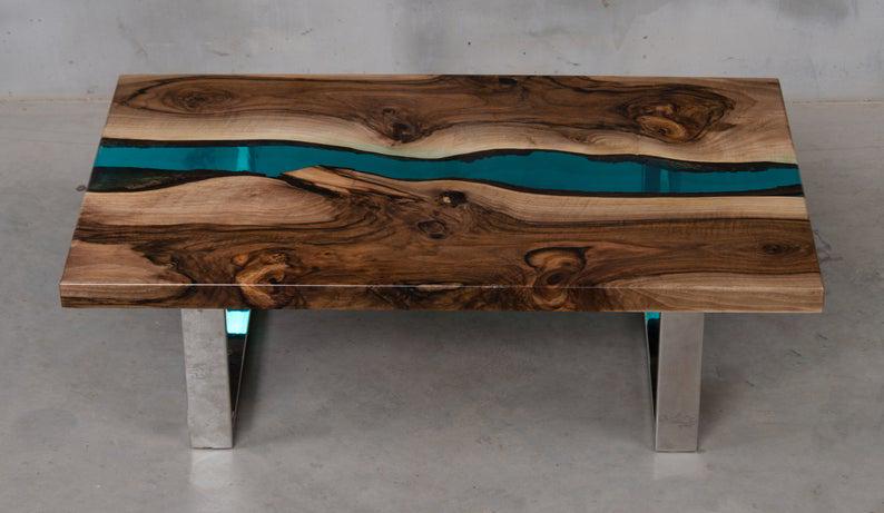 Стіл журнальний Х'юстон дизайнерський річка з прозорої синій епоксидної смоли та масиву горіха 1000х600х480 мм - фото 5 Стіл журнальний Х'юстон дизайнерський річка з прозорої синій епоксидної смоли та масиву горіха 1000х600х480 мм - фото 5