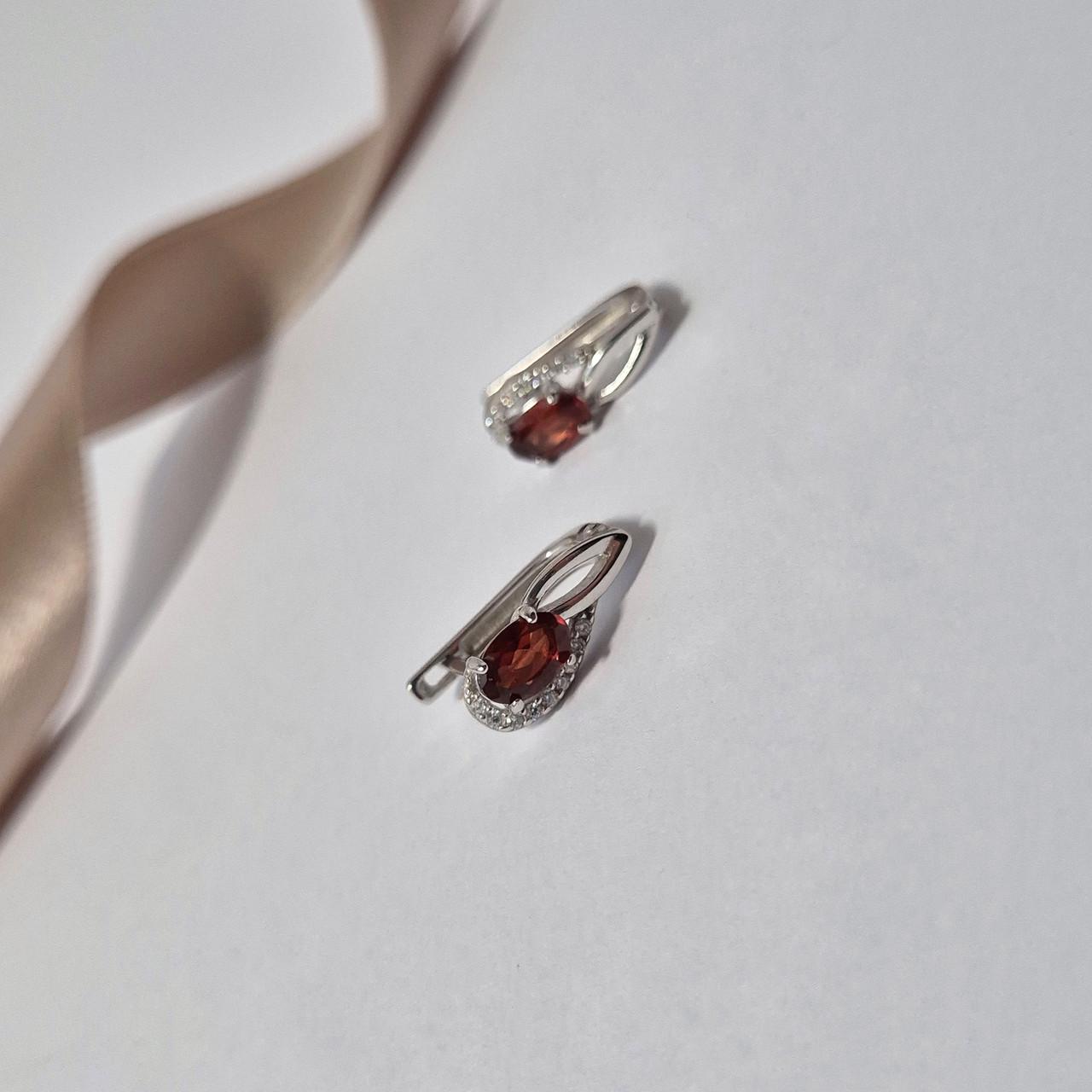 Серьги с гранатом серебро 925 пробы родированное 1,88 г (1549с) Серьги с гранатом серебро 925 пробы родированное 1,88 г (1549с)