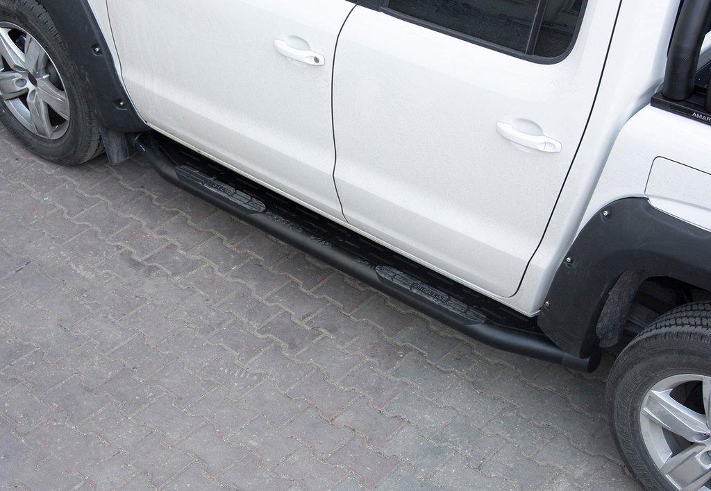 Боковые пороги Amazon Black Omsa Line для Nissan Navara 2006-2015 гг. черный металл Черный