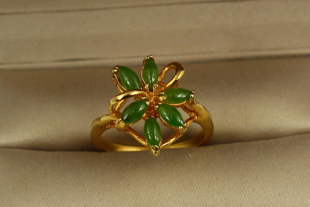 Кольцо шесть камней нефрит р. 21 Золотистый (30545943)