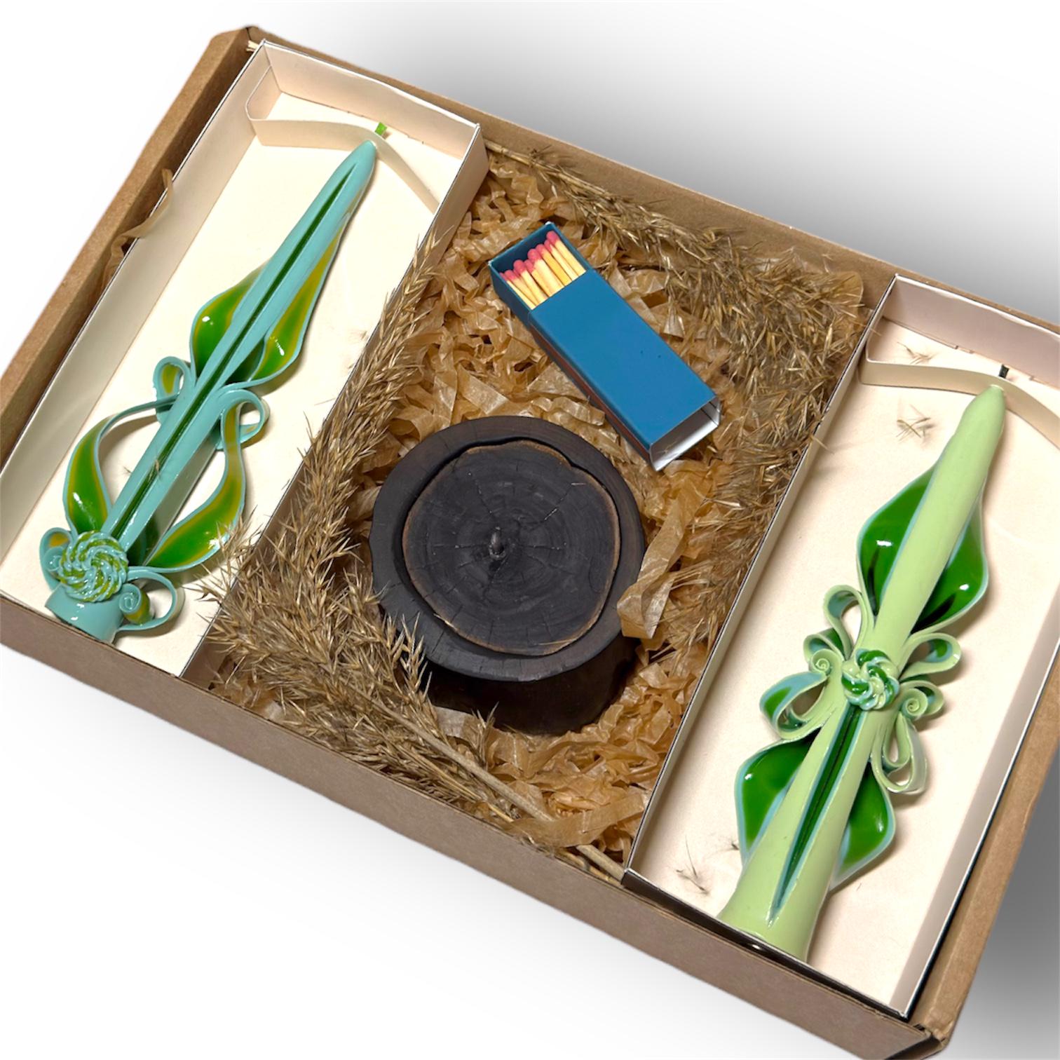 Набор свечей из пчелиного воска ручной резьбы 15 см 2 шт. и деревянный подсвечник (33153650)