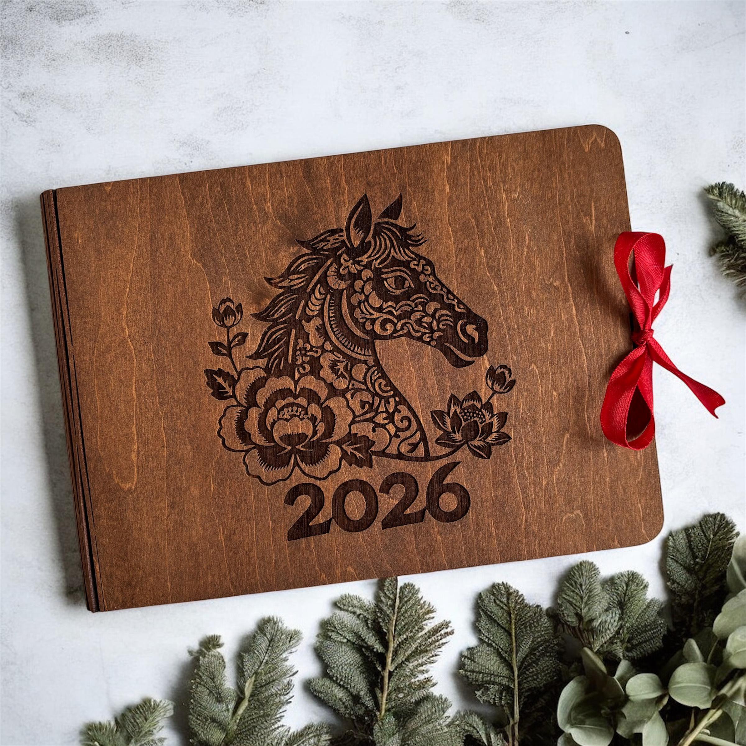 Фотоальбом деревянный на Новый год лошади 2026 10x15 см (30822866)