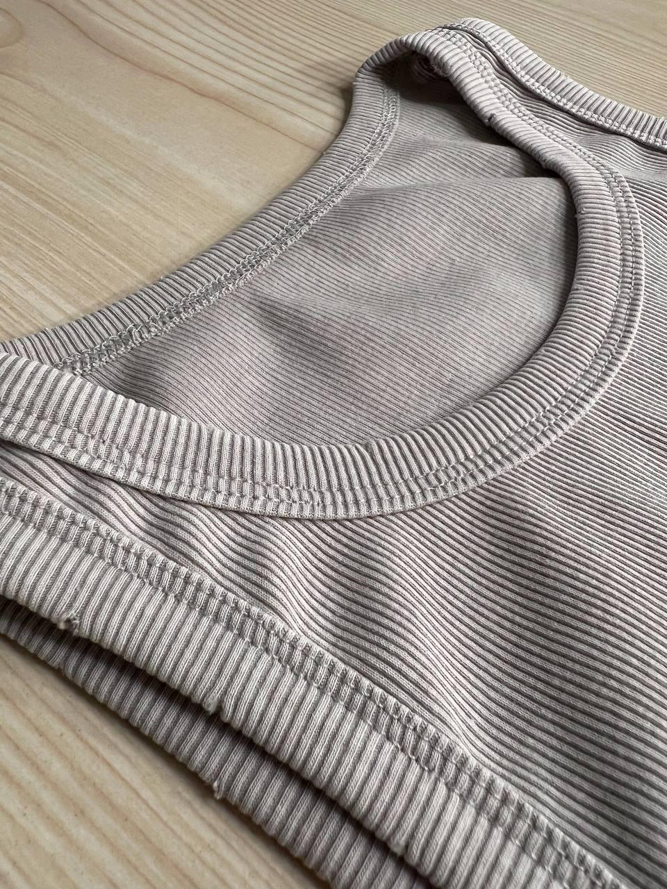 Женская майка AN 2733 в рубчик с порезанными швами OS Бежевый (26794580) - фото 3 Женская майка AN 2733 в рубчик с порезанными швами OS Бежевый (26794580) - фото 3