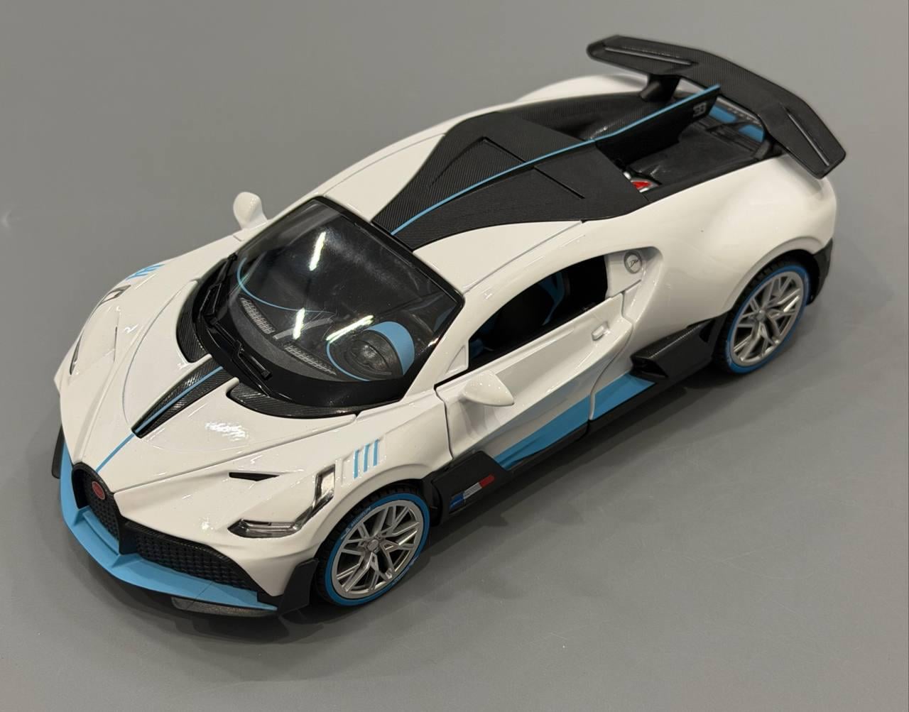 Машина інерційна АвтоСвіт Bugatti відкриваються двері/капот/звук/світло масштаб 1:22 20,5 см Білий (AP-1978) Машина інерційна АвтоСвіт Bugatti відкриваються двері/капот/звук/світло масштаб 1:22 20,5 см Білий (AP-1978)