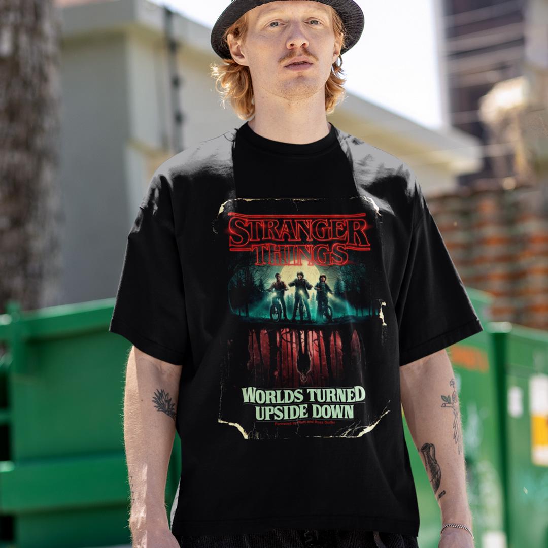 Футболка унисекс Stranger Things Worlds Turned Upside Down 4XL Черный (0000009064)