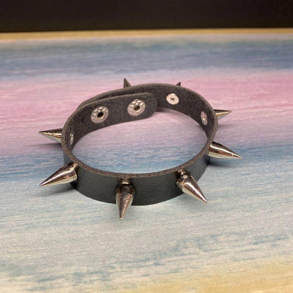 Браслет с шипами одинарный 23 см (14244821)