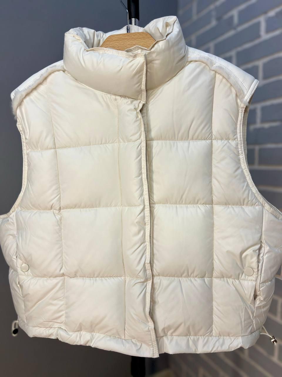 Жилетка жіноча Lady Yep 9039 стьобана коротка вставка з екошкіри на спині р. 42 Капучино (2637) - фото 9 Жилетка жіноча Lady Yep 9039 стьобана коротка вставка з екошкіри на спині р. 42 Капучино (2637) - фото 9