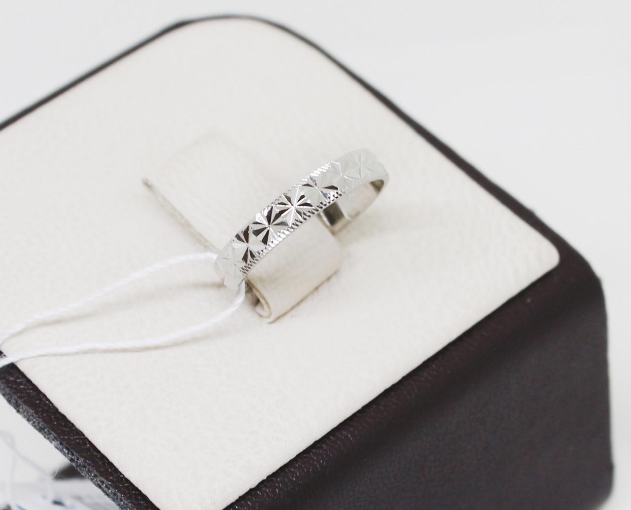 Кольцо серебряное с алмазной гранью р. 19,5 1,17 г (1519138319)