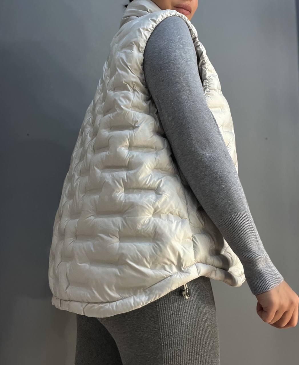 Жилет жіночий A-N 8040 стеганий середньої довжини комір стійка аеропух р. 42 Світло-сірий (1695) - фото 2