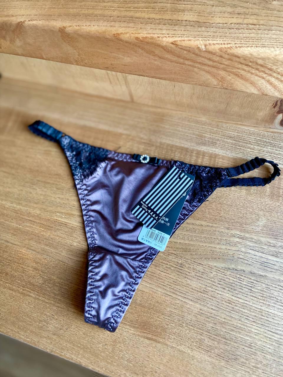 Трусы стринги из перламутровой микрофибры с кружевными вставками р. 42 (Q8040)