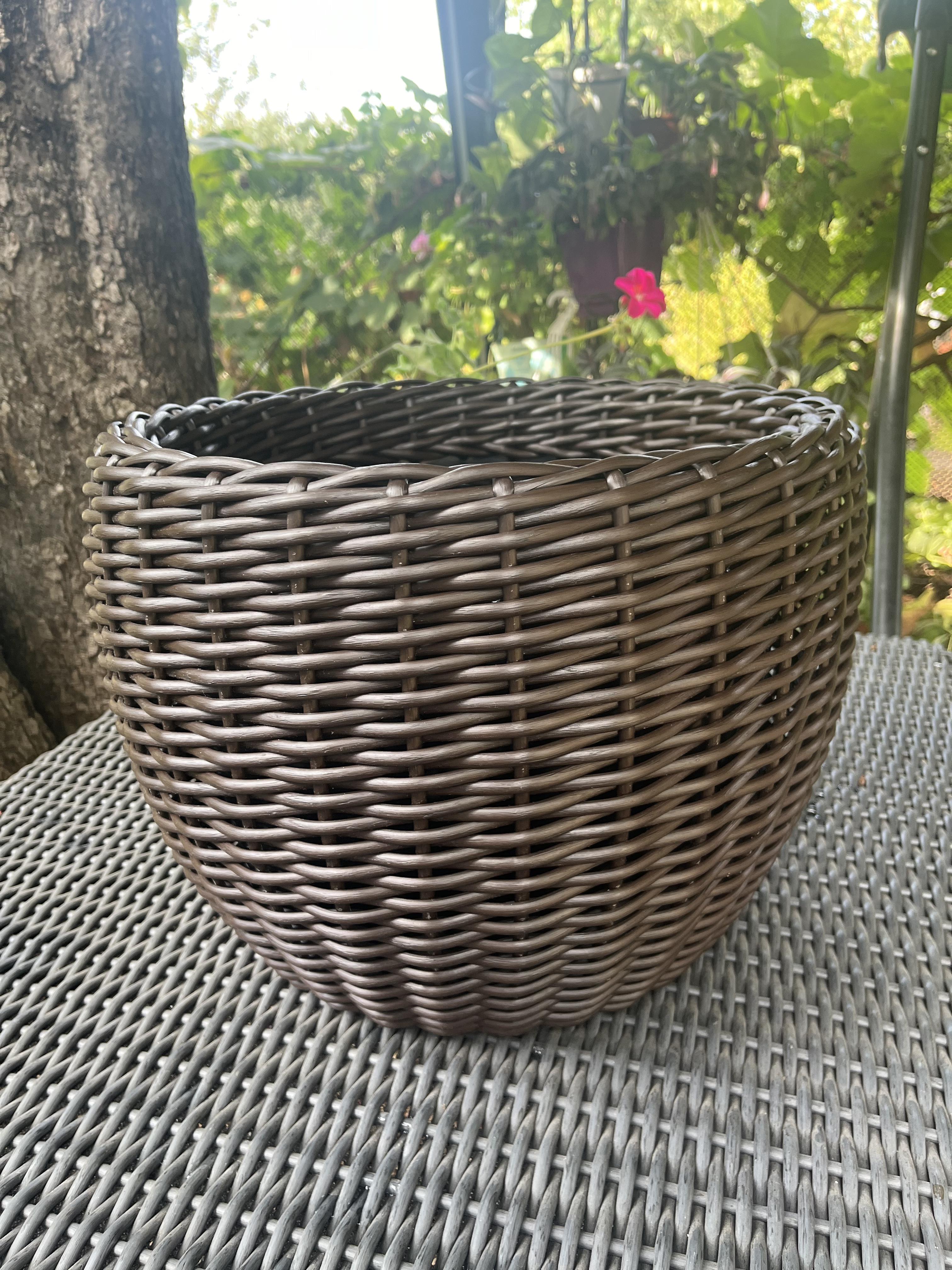 Кашпо для квітів зі штучного ротанга 20 л Венге (27927852) - фото 1 Кашпо для квітів зі штучного ротанга 20 л Венге (27927852) - фото 1