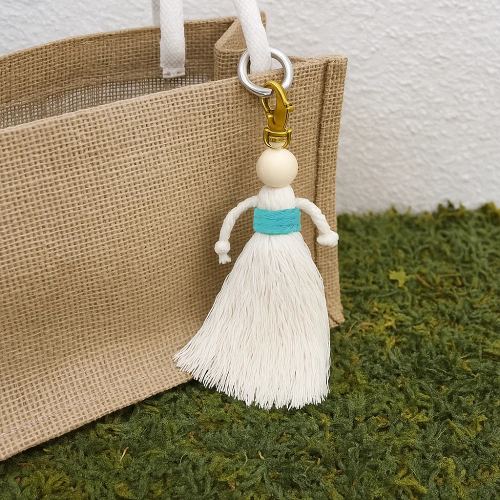 Набор макраме для рукоделия и творчества для ручной вязки и плетения брелока Куколка для ключей и аксессуаров Белый с бирюзовым Набор макраме для рукоделия и творчества для ручной вязки и плетения брелока Куколка для ключей и аксессуаров Белый с бирюзовым