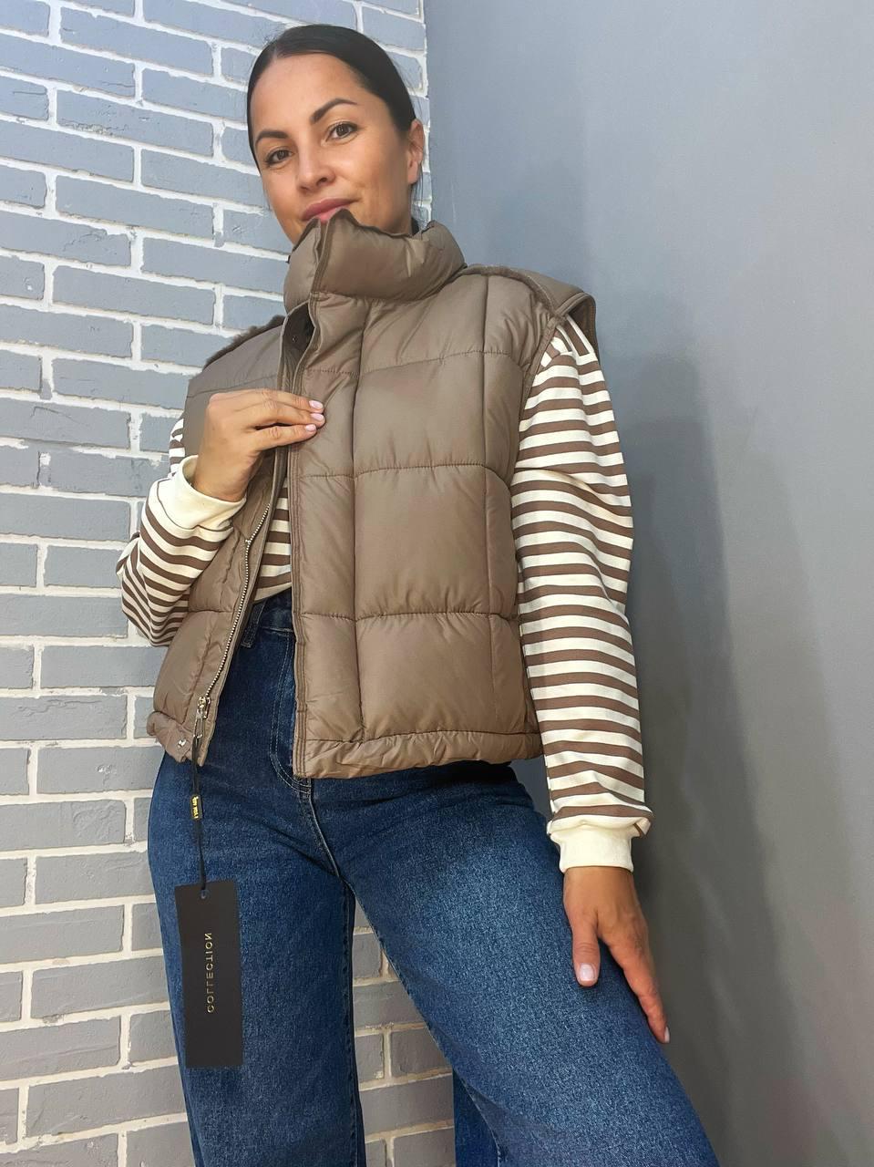 Жилетка жіноча Lady Yep 9039 стьобана коротка вставка з екошкіри на спині р. 42 Капучино (2637)