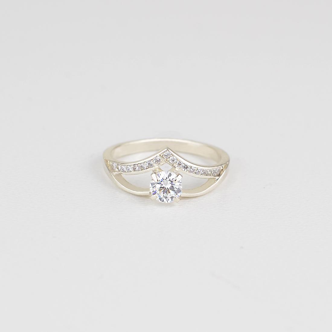 Кольцо женское из серебра 925 пробы со вставками кубическим цирконием 36-kr 16,5