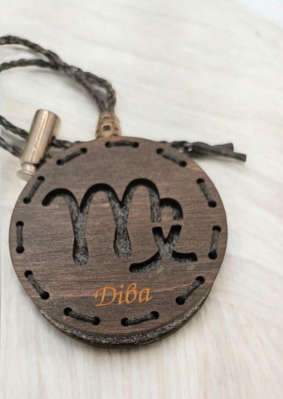 Ароматизатор для авто со знаком зодиака Дева из дерева/войлока и аромапарфюм 10 мл (91) - фото 2