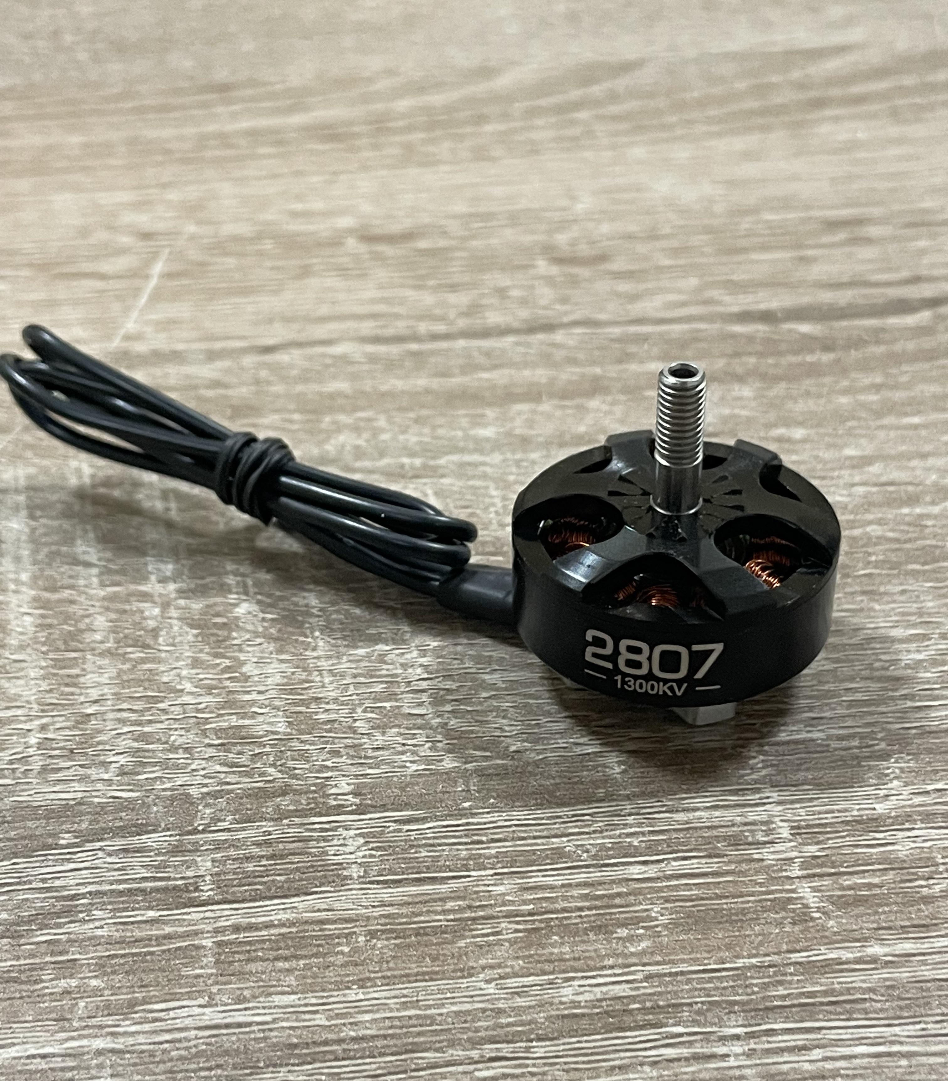 Двигатель 1300KV 2807 4-6S HOBBYWING Xrotor для FPV дронов квадрокоптеров бесколлекторный (00-00027530)