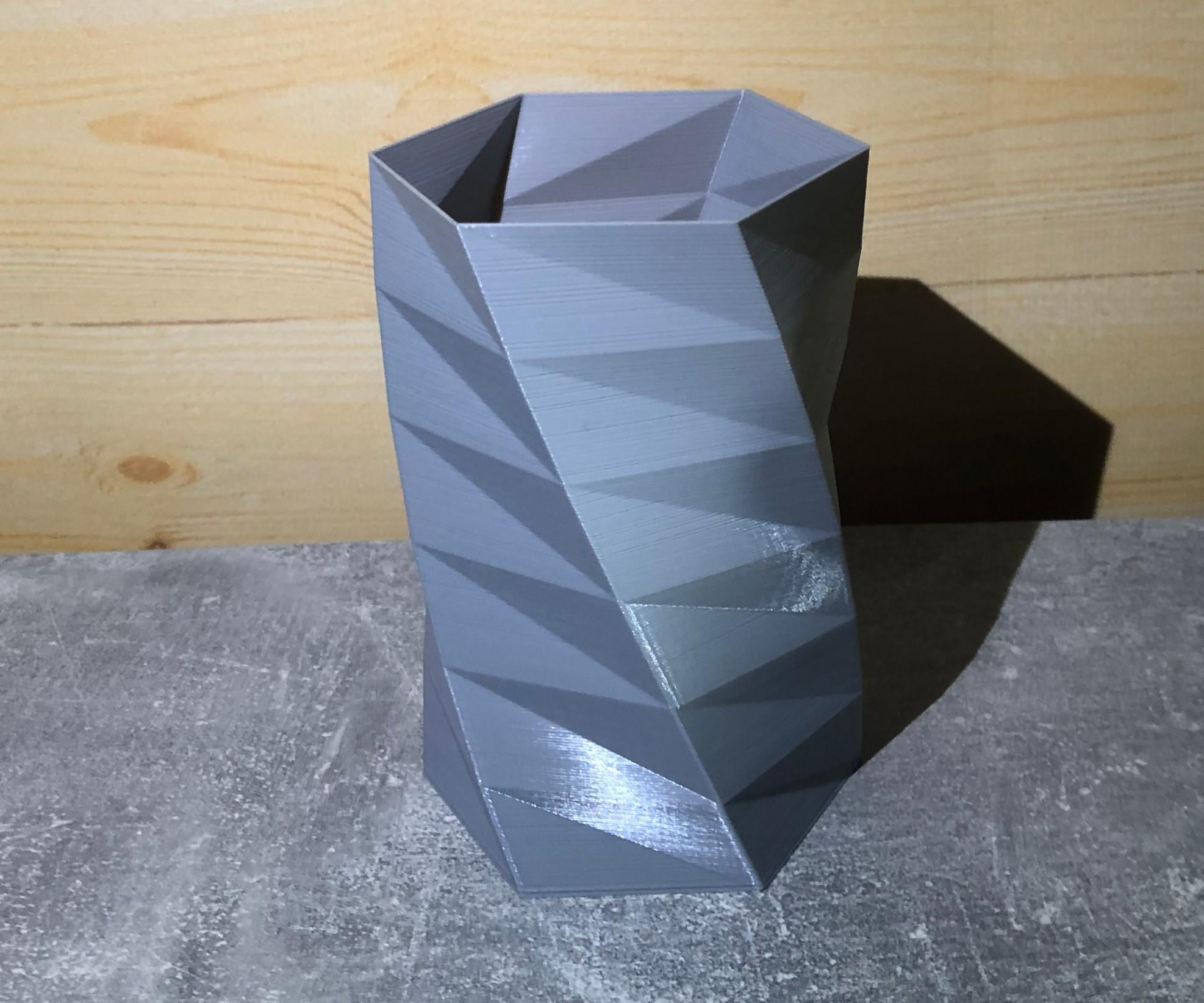 Ваза шестигранная декоративная тонкостенная Полигональная спираль Серый (12040040103) Ваза шестигранная декоративная тонкостенная Полигональная спираль Серый (12040040103)