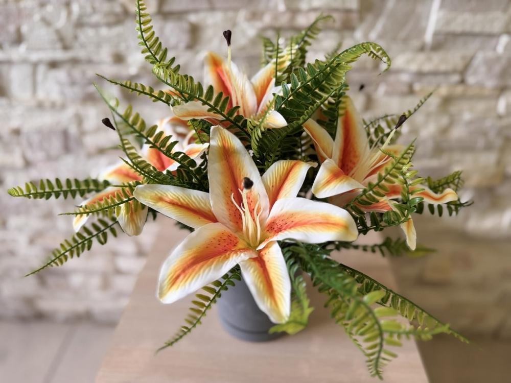 Букет оранжево-белой лилии с зеленью в горшке Пластмакс (R0902) Букет оранжево-белой лилии с зеленью в горшке Пластмакс (R0902)