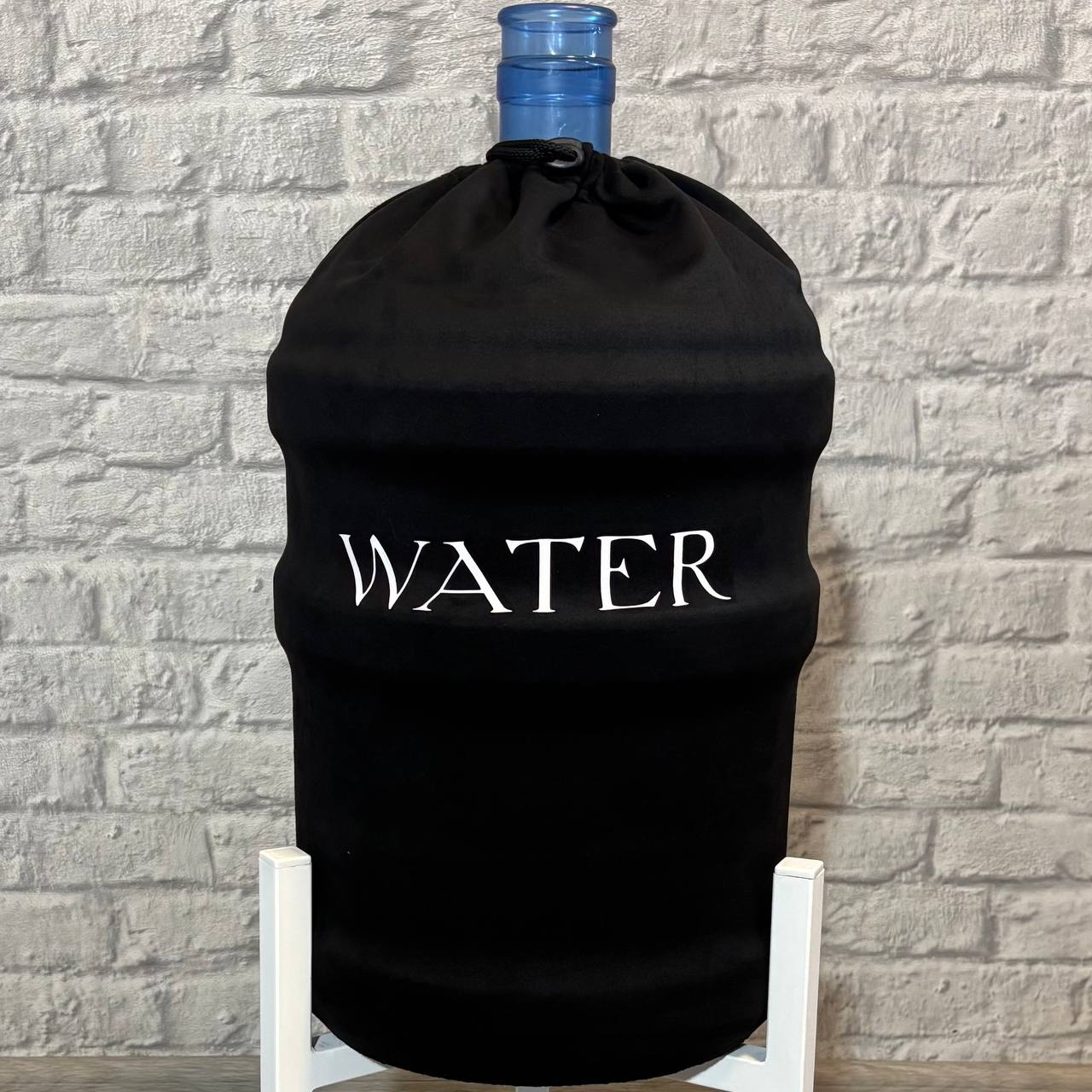 Чехол для бутыли Krei 18,9-19 л с надписью WATER Черный (CB-1660) Чехол для бутыли Krei 18,9-19 л с надписью WATER Черный (CB-1660)