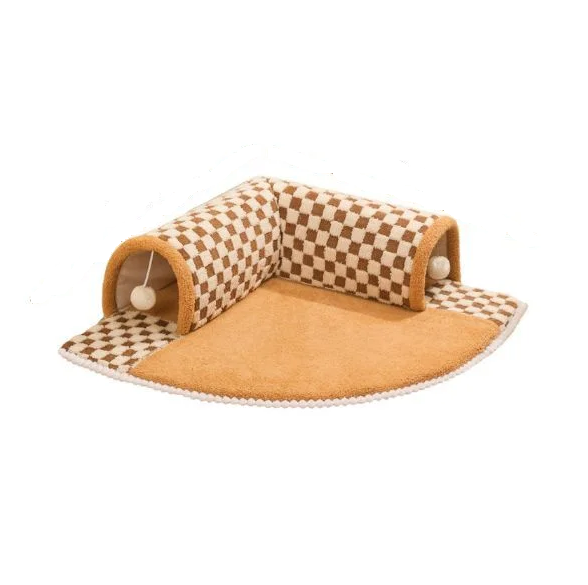 Тоннель для кошек имеет съемный пушистый коврик и подвесную игрушку (KA00833)