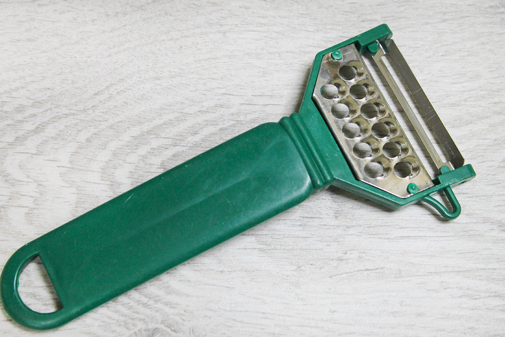 Овощечистка с теркой 15х6 см Овощечистка с теркой 15х6 см