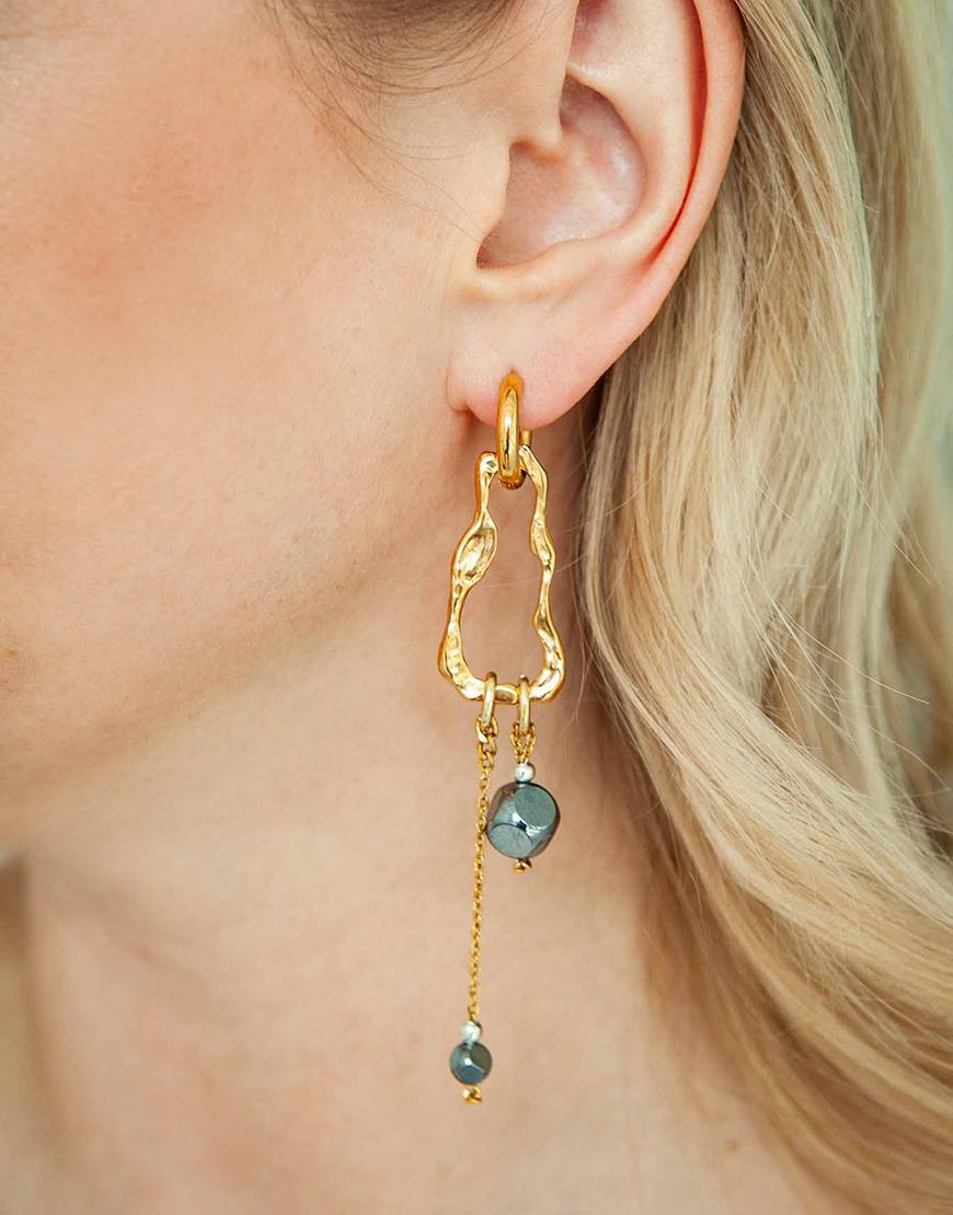 Сережки Frida Asymmetrical з гематитом та перлиною жіночі SAMOKISH позолочені One size Сережки Frida Asymmetrical з гематитом та перлиною жіночі SAMOKISH позолочені One size